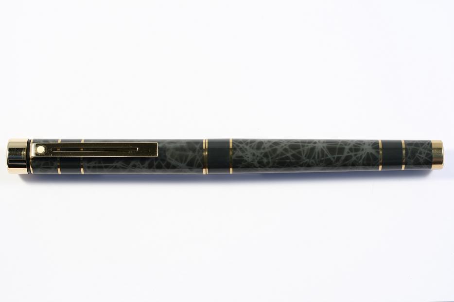 http://www.sheaffertarga.com/images/Sheaffer%20Targa%20Pens/Ref%20list%20new/1040%20prestige%20grey%20classic.JPG